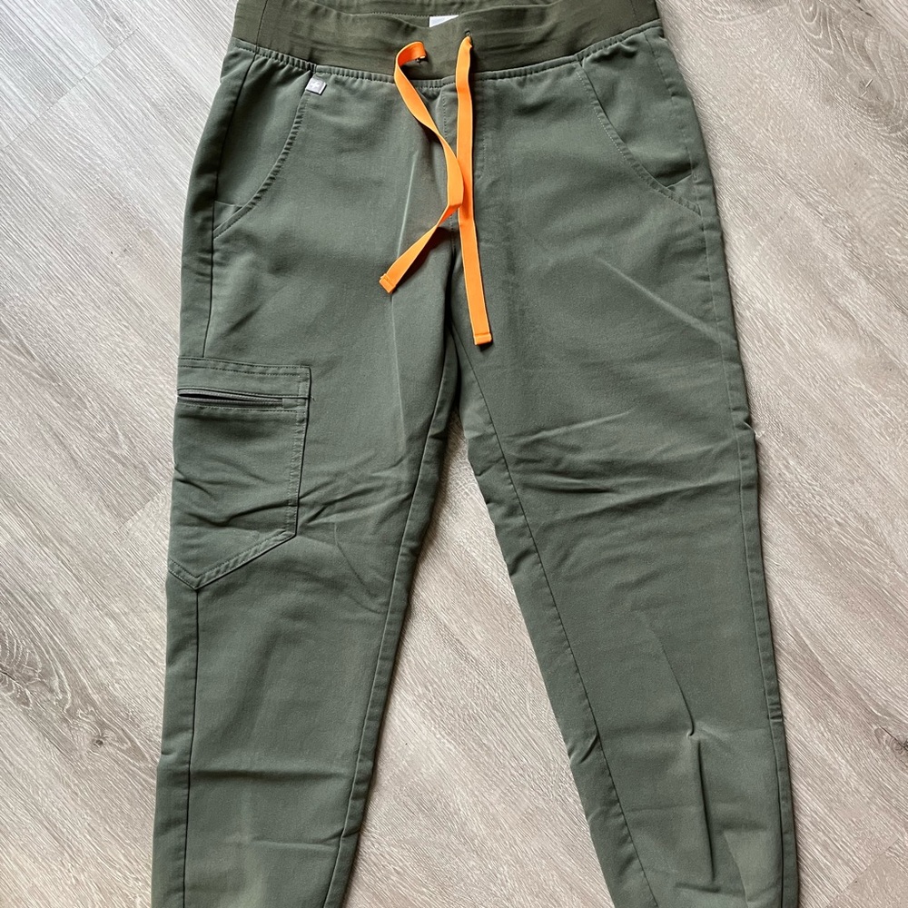 FIGS Zamora jogger scrub pants in moss / petite xs
